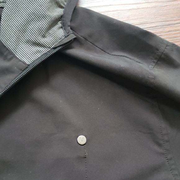 Vuori Men's Black Hooded Windbreaker Athleisure Outdoor Size XL - Picture 3 of 11